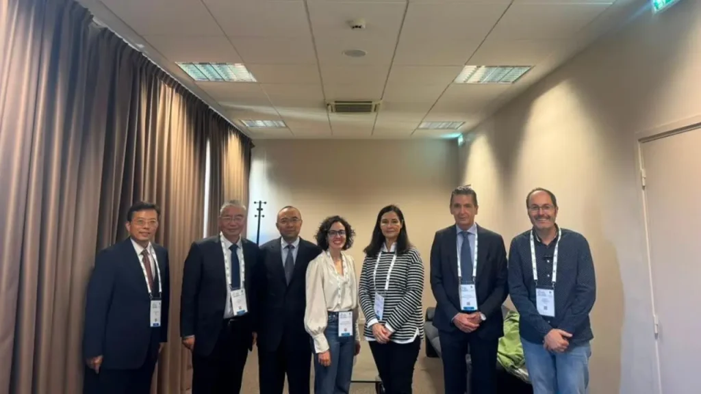 El futuro de la reutilización del agua y la desalinización reunió a ponentes de distintos países, en la imagen, la delegación china
